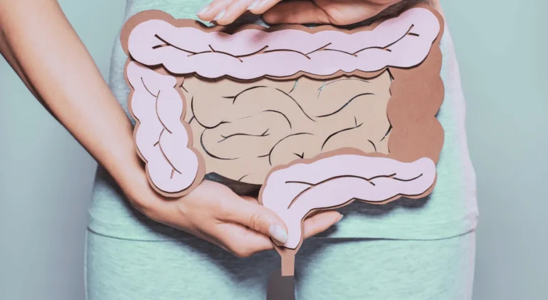 İnce bağırsak kanseri ameliyatı sırasında uzman cerrahın operasyonu